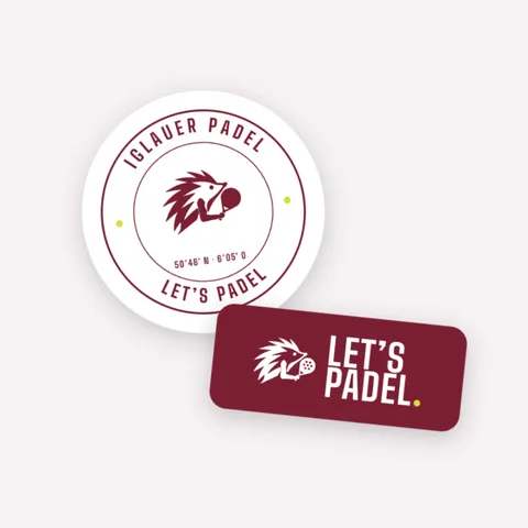 Zwei Sticker: Emblem und Let’s padel